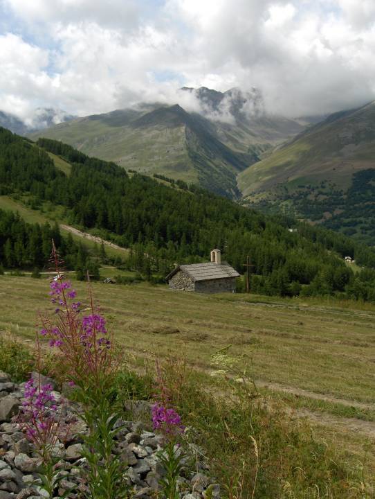chapelle de Geneuil avec montagne de la Setaz 